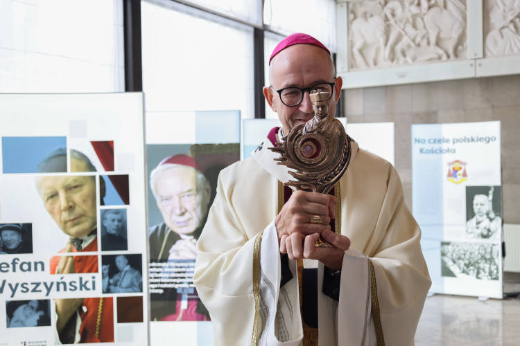 Abp Adrian Galbas podczas wprowadzenia do kaplicy sejmowej relikwii kard. Stefana Wyszyńskiego. Fot. PAP/Albert Zawada