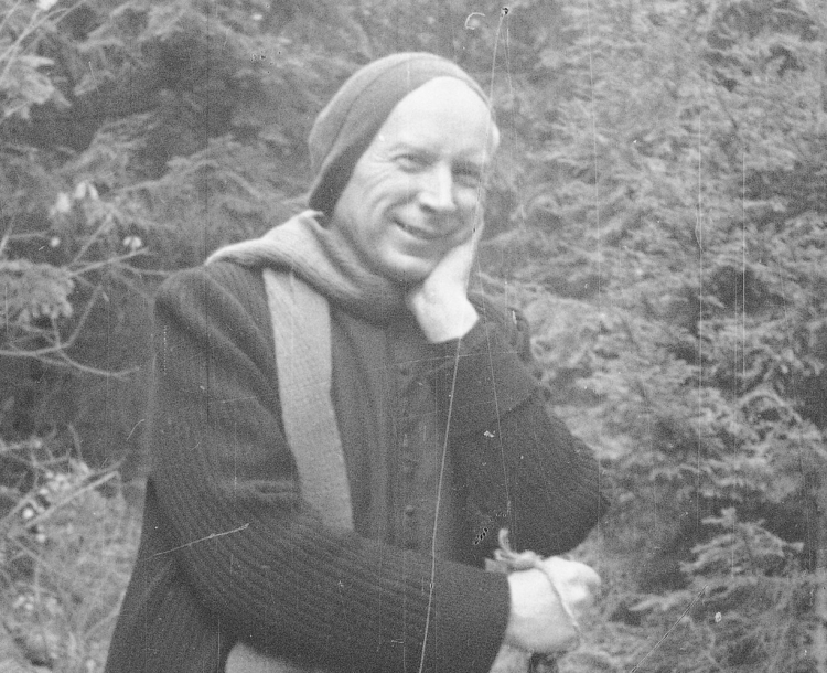 Prymas Polski Stefan Wyszyński podczas internowania w Komańczy, 1956 r. Fot. Porębski Stanisław/NAC