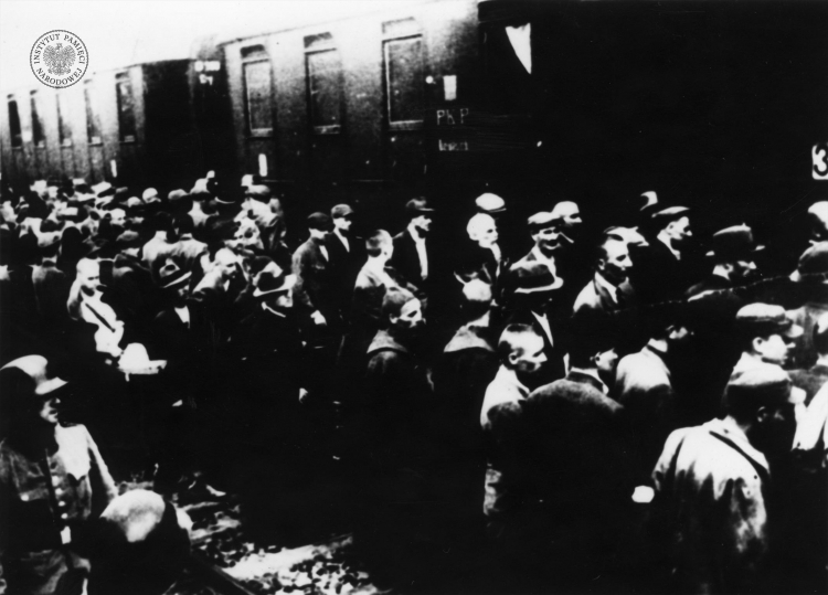 Załadunek więźniów na tarnowskim dworcu. Jeden z pierwszych transportów do KL Auschwitz. Źródło/IPN