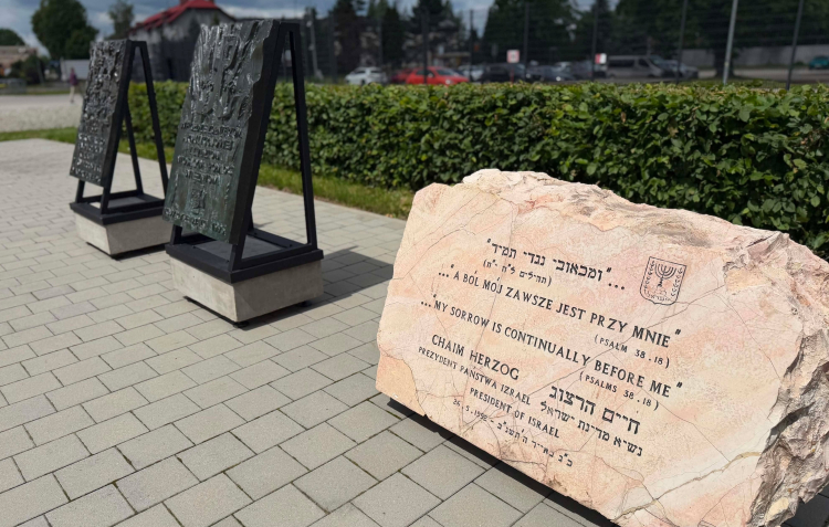 Kamień pozostawiony w Miejscu Pamięci przez prezydenta Izraela Chaima Herzoga w 1992 r. Fot. auschwitz.org