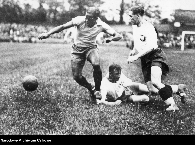 Mistrzostwa Świata w Piłce Nożnej we Francji w 1938 r. Mecz Polska - Brazylia. Widoczni: Antoni Gałecki (leży), Władysław Szczepaniak (z prawej) i Leonidas da Silva (z lewej)./NAC