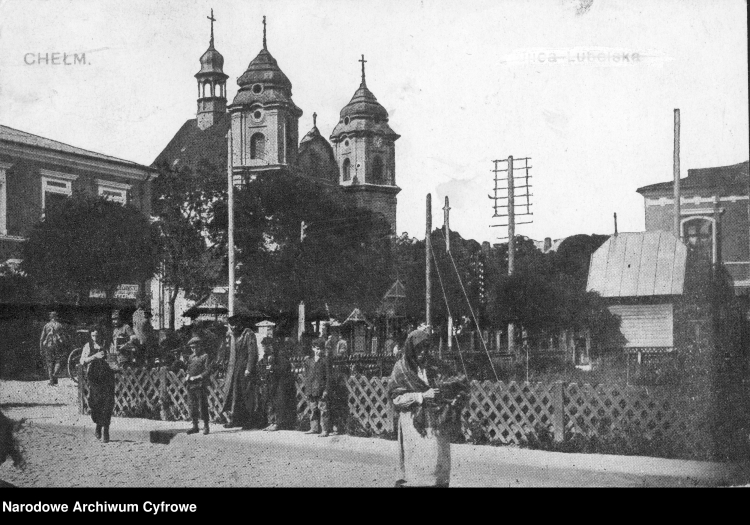 Chełm. Ul. Lubelska, widoczny kościół Rosesłania św. Apostołów
