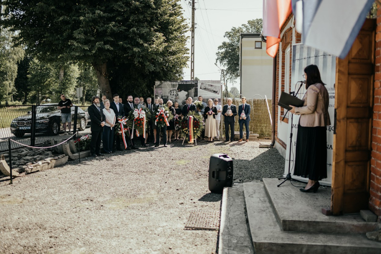 Uczestnicy uroczystości przed dawną szkołą w Borze. Fot. Fundacja Pobliskie Miejsca Pamięci Auschwitz-Birkenau