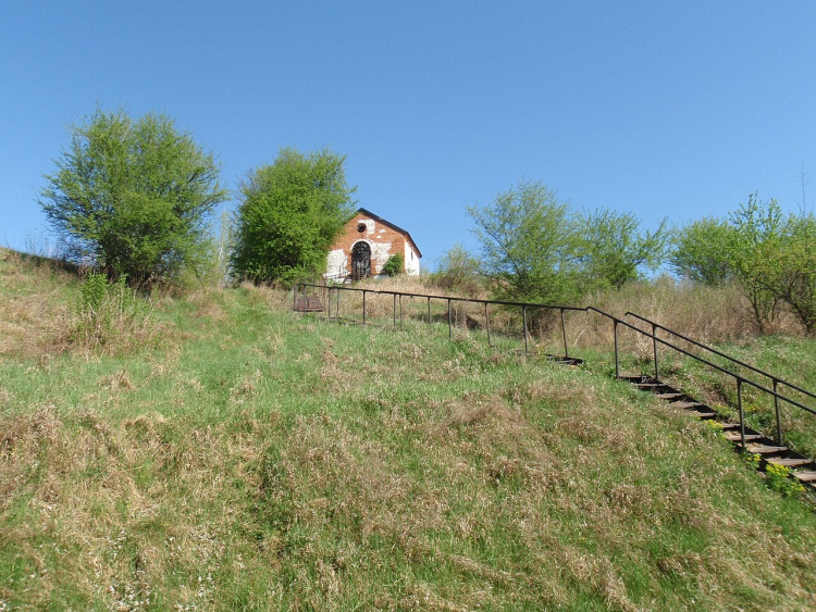 Cmentarz żydowski w Warce - widoczny jest ohel cadyka. Fot. wikipedia