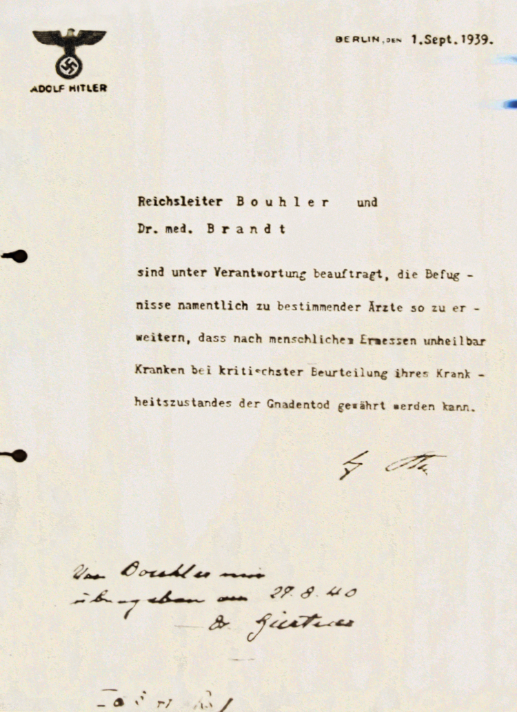 Decyzja Hitlera dotycząca eutanazji nieuleczalnie chorych pacjentów. Zdjęcie wykonano w muzeum Centrum Dokumentacji w Norymberdze./Źródło: en.wikipedia