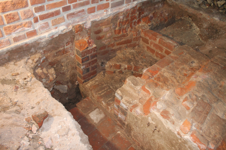 Prace archeologiczne w opolskiej Katedrze Podwyższenia Krzyża Świętego. Fot. wuozopole.pl