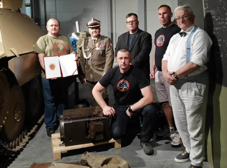 Członkowie Pruszczańskiego Stowarzyszenia Historyczno-Poszukiwawczego Faktoria z odnalezionym przez siebie fragmentem niemieckiego niszczyciela czołgów Nashorn. Fot. EDK