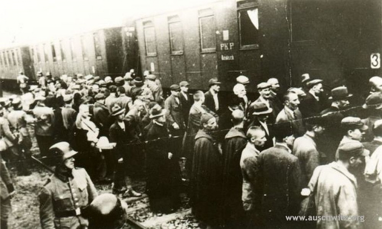 Więźniowie z pierwszego transportu Polaków do KL Auschwitz na dworcu kolejowym w Tarnowie. Fot./Źródło: Państwowe Muzeum Auschwitz-Birkenau