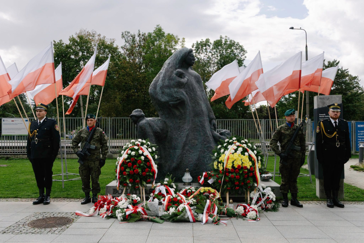 Uroczystości dla upamiętnienia deportacji z lat 1940-1941 przeprowadzonych przez władze ZSRR. Fot. Muzeum Pamięci Sybiru 