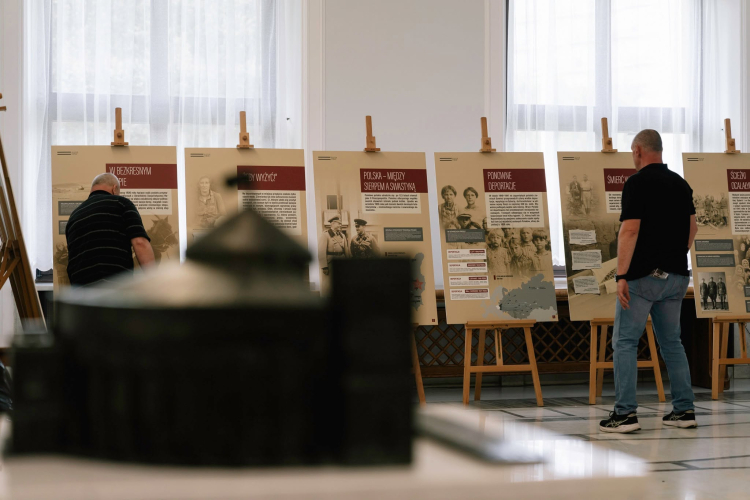 Montaż wystawy w Sejmie. Fot. Facebook/Muzeum Pamięci Sybiru