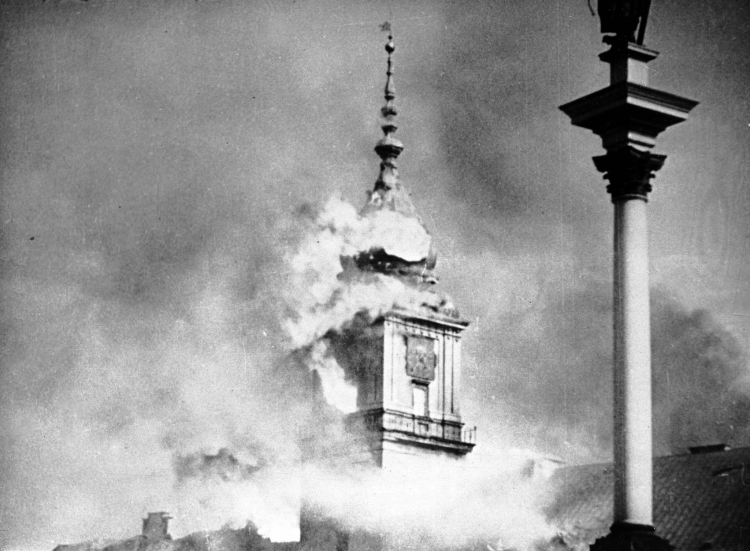 Płonący Zamek Królewski zbombardowany 17. września 1939 r. PAP/CAF
