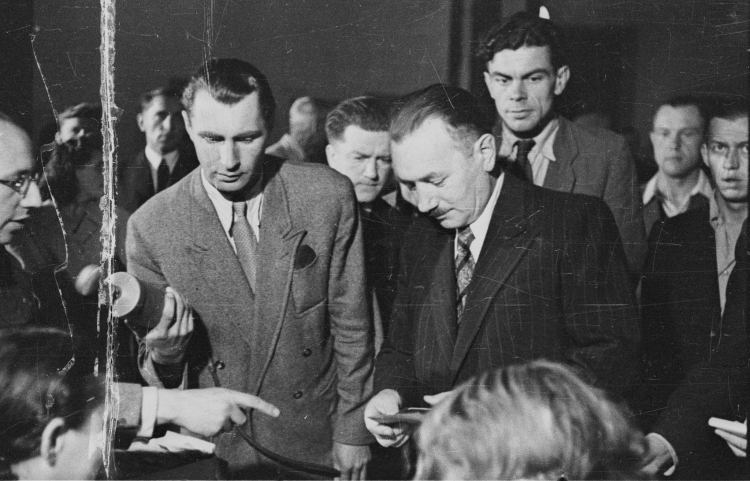 Przewodniczący Krajowej Rady Narodowej Bolesław Bierut głosuje w referendum ludowym. Fot. PAP/Jerzy Baranowski