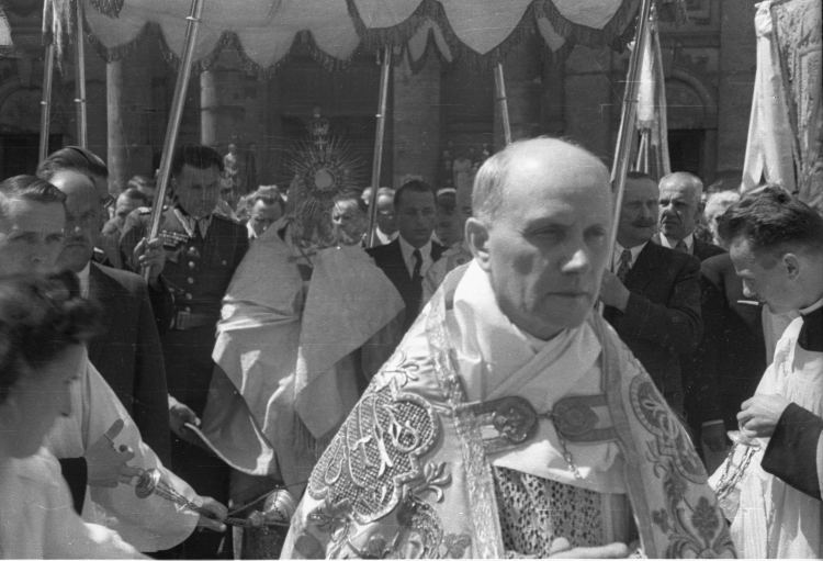 Procesja Bożego Ciała w Warszawie w 1947 roku. Obok prymasa Augusta Hlonda idzie w wojskowym mundurze premier Piotr Jaroszewicz. Fot. PAP/CAF