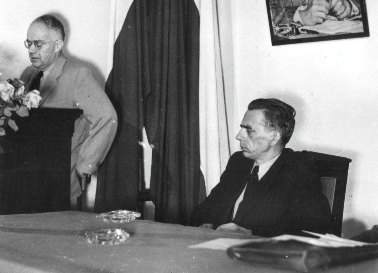 Warszawa, 1952. I Sesja Zgromadzenia Ogólnego Polskiej Akademii Nauk (PAN) w Pałacu Staszica przy ul. Nowy Świat. Nz. ekonomista profesor Oskar Lange (L) i sekretarz naukowy PAN, matematyk profesor Stanisław Mieczysław Mazur.  Fot. PAP/Antoni Nowosielski