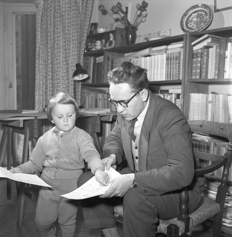 Warszawa, 1955 r. Prozaik, scenarzysta i reżyser filmowy, Tadeusz Konwicki z córką Marią. Fot. PAP/Stanisław Dąbrowiecki