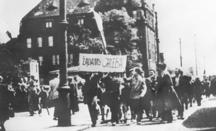 Poznań, 1956 r. Poznański Czerwiec 1956 roku - pierwszy w PRL strajk generalny i demonstracje uliczne krwawo stłumione przez wojsko i milicję. PAP/CAF-REPRODUKCJA 