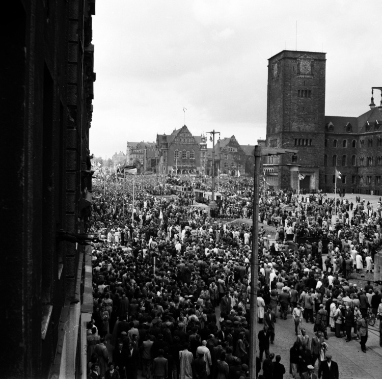 Poznań, czerwiec 1956 r. Manifestujące tłumy na ulicach. Fot. PAP/CAF 