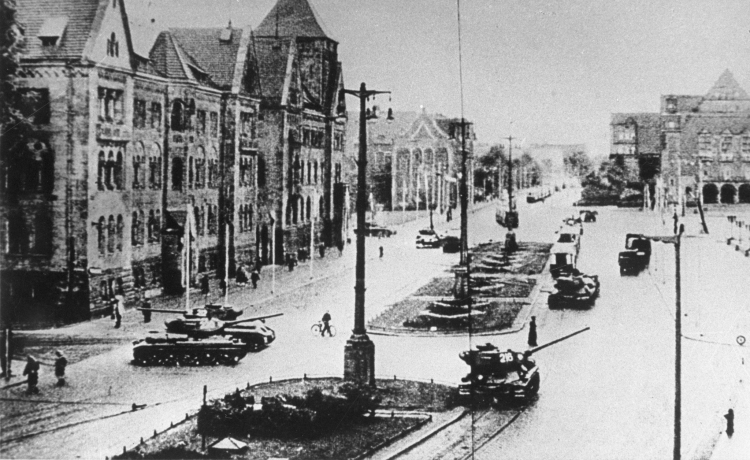Poznań, czerwiec 1956. Robotnicy poznańskich zakładów H. Cegielskiego rozpoczęli strajk ekonomiczny. Tysięczne tłumy pojawiły się na ulicach. Następnego dnia przeciw manifestantom rzucono wojsko. Fot. Wojciech Kondracki/PAP/CAF/Reprod