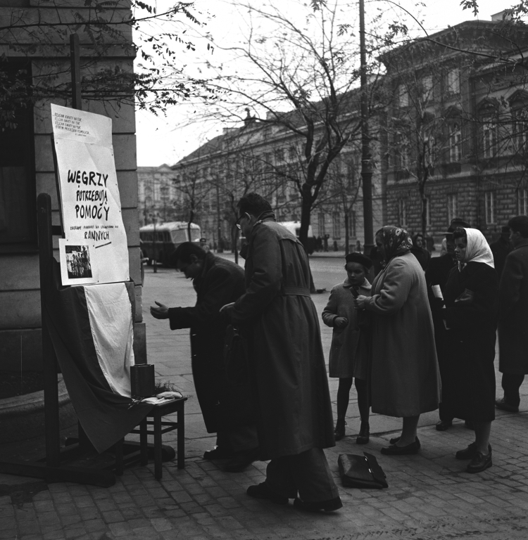 Warszawa, 10/11.1956 r. Punkt pomocy dla Węgrów. Fot. PAP/CAF