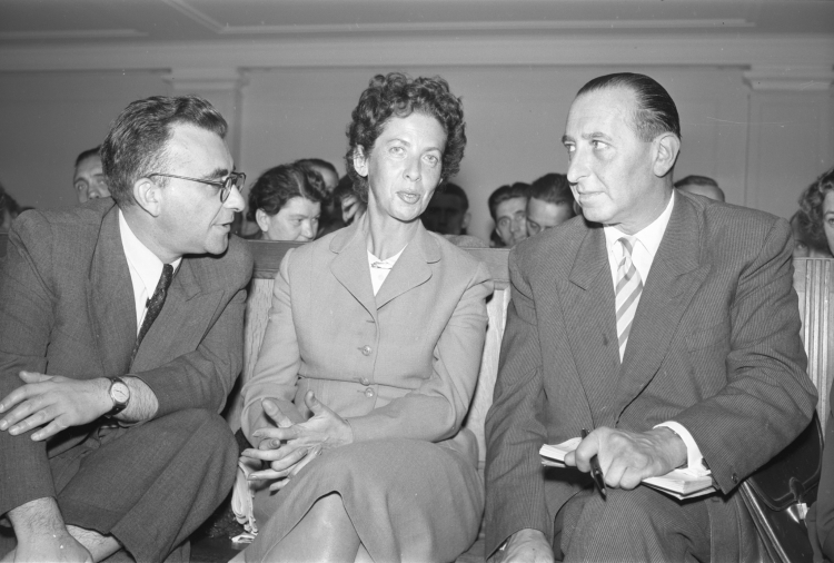 Poznań, październik 1956. Od lewej: docent Zakładu Prawa Polskiej Akademii Nauk Gustaw Auscaler, dr Aleksandra Flatau-Kowalska i adwokat, przewodniczący Komisji Prawniczej Ligi Ochrony Praw Człowieka Julis Wolf na sali rozpraw Sądu Wojewódzkiego podczas procesów poznańskich. Fot. PAP/Wojciech Kondracki