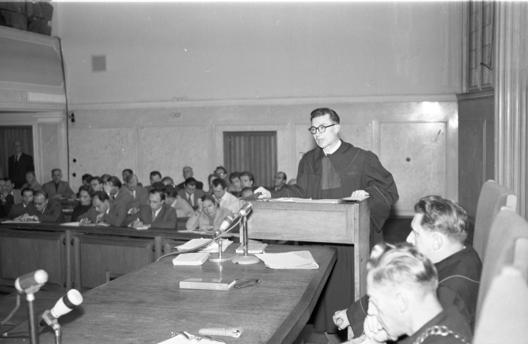 Poznań, 8.10.1956 r. Sąd Wojewódzki. Jeden z procesów pokazowych po protestach czerwcowych w Poznaniu (poznański czerwiec). Fot. AP/Wojciech Kondracki