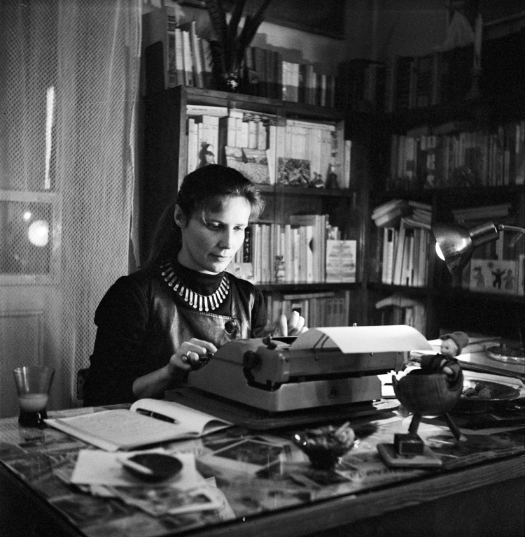 Warszawa 01.1965. Poetka, autorka tekstów piosenek Agnieszka Osiecka w swoim mieszkaniu na Saskiej Kępie. Fot. PAP/Erazm Ciołek