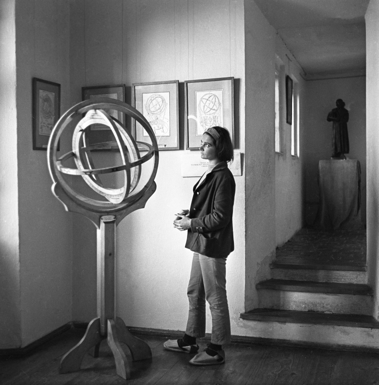 Muzeum Mikołaja Kopernika. Jedna z części kompleksu Muzeum - Wieża Kopernika w północno-zachodnim narożu Wzgórza Katedralnego. Na zdjęciu: rekonstrukcja sfery armilarnej (znana też jako sferyczne astrolabium), 1966 r. Fot. PAP/Afa Pixx/Mirosław Stankiewicz