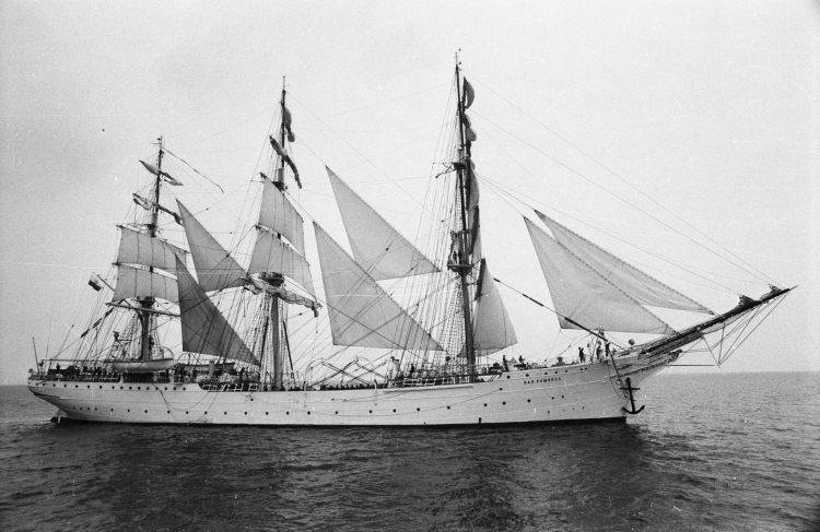Gdynia, „Dar Pomorza” wpływa do portu. dl PAP/CAF/Janusz Uklejewski