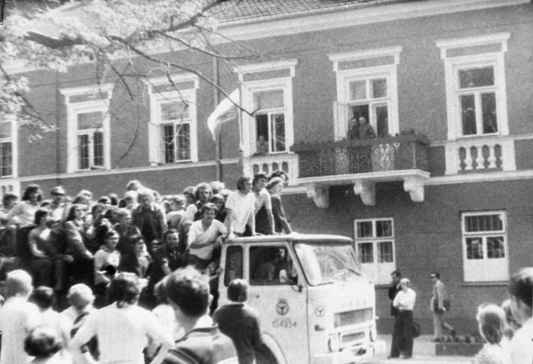 Radom 25.06.1976 r. Fala strajków i protestów, które wybuchły po ogłoszeniu przez rząd Piotra Jaroszewicza wprowadzenia drastycznych podwyżek cen urzędowych na niektóre artykuły konsumpcyjne. Na zdjęciu: protestujący na ulicy Żeromskiego. Fot PAP/Reprodukcja