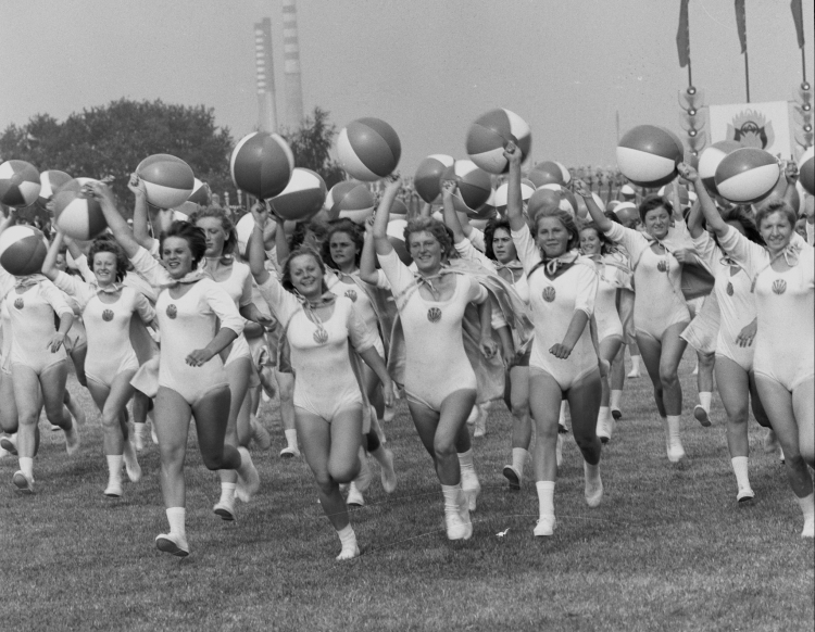 Płock, 12.09.1976 r. Występy gimnastyczek z LZS na Centralnych Dożynkach w Płocku. Fot. PAP/CAF/Marian Sokołowski