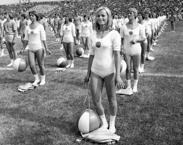 Płock 12.09.1976. Gimnastycy, członkowie Ludowych Zespołów Sportowych występują podczas Dożynek Centralnych, odbywających się na stadionie klubu sportowego Wisła (Stadion im. Kazimierza Górskiego). Fot. PAP/Afa Pixx/Zenon Żyburtowicz
