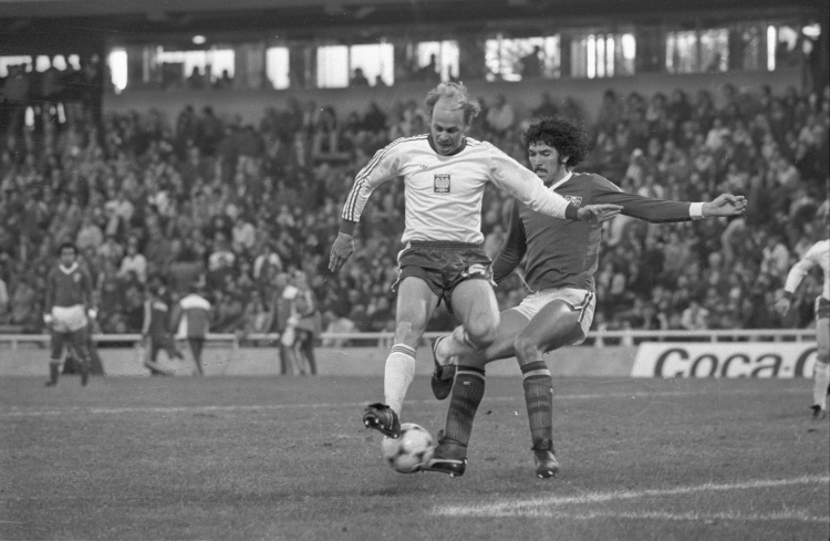 Argentyna Rosario 10.06.1978. XI Mistrzostwa Świata w Piłce Nożnej (1.06-25.06.1978 r.). Mecz Polska - Meksyk (3:1) na Estadio Gigante de Arroyito. Nz. z lewej napastnik (Polska) Grzegorz Lato. gr PAP/Zbigniew Matuszewski 