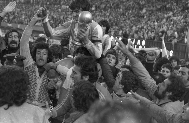 Argentyna Buenos Aires 25.06.1978. XI Mistrzostwa Świata w Piłce Nożnej (1.06-25.06.1978 r.). Argentyna po wygranym (po dogrywce) meczu finałowym z Holandią (3:1) na Estadio Monumental została Mistrzem Świata. Nz. argentyński obrońca Daniel Passarella z trofeum. Fot. PAP/Zbigniew Matuszewski