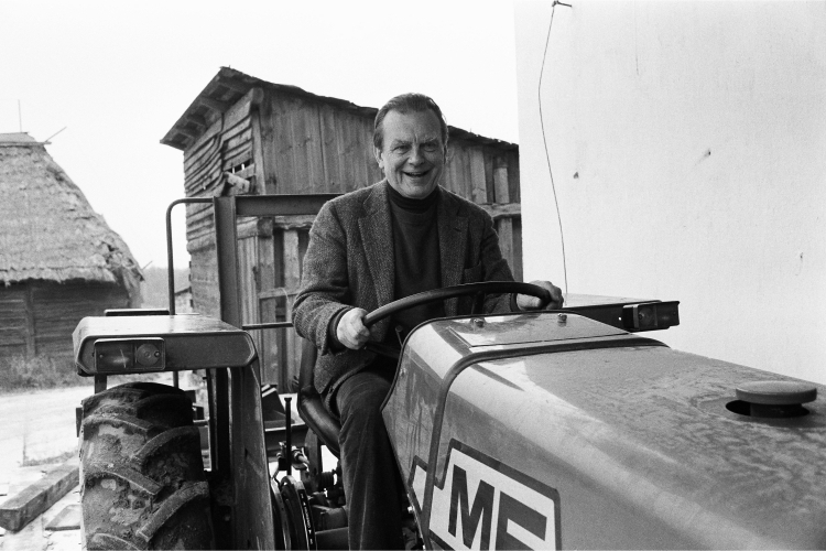 Czesław Miłoszw Klimczycach nad Bugiem. Fot. PAP/Maciej Billewicz