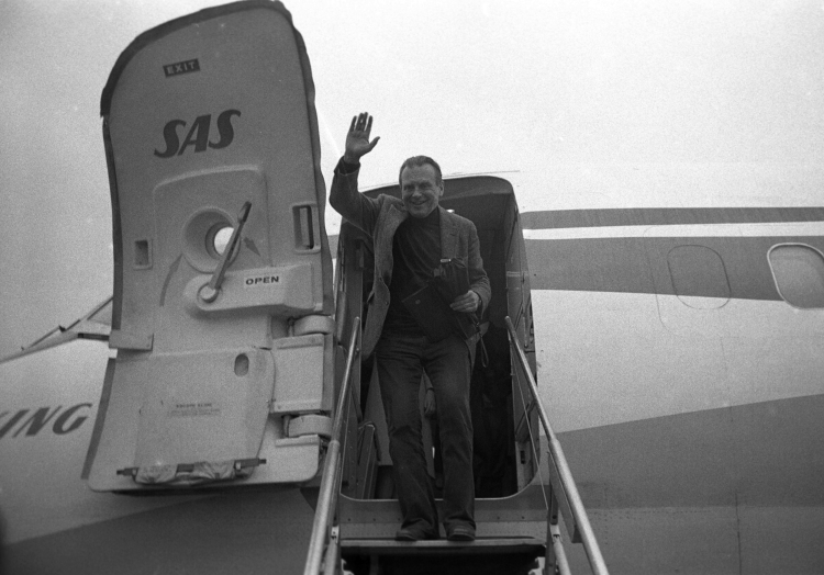 Warszawa, lotnisko Okęcie 19 czerwca 1981 - 45 lat temu Czesław Miłosz po wieloletniej emigracji przyleciał do Polski. Fot. PAP/Tomasz Abramowicz