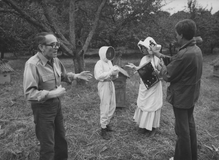Wrzesień 1981. Pisarz, reżyser Tadeusz Konwicki podczas realizacji filmu "Dolina Issy". Fot. PAP/Witold Rozmysłowicz