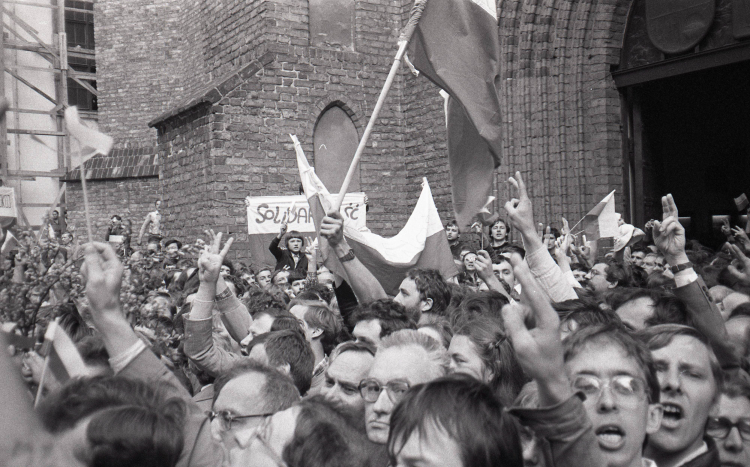 Uczestnicy antykomunistycznej manifestacji na ulicy Świętojańskiej przed archikatedrą Świętego Jana Chrzciciela na Starym Mieście, 1983 r. Fot. PAP/Jerzy Kośnik