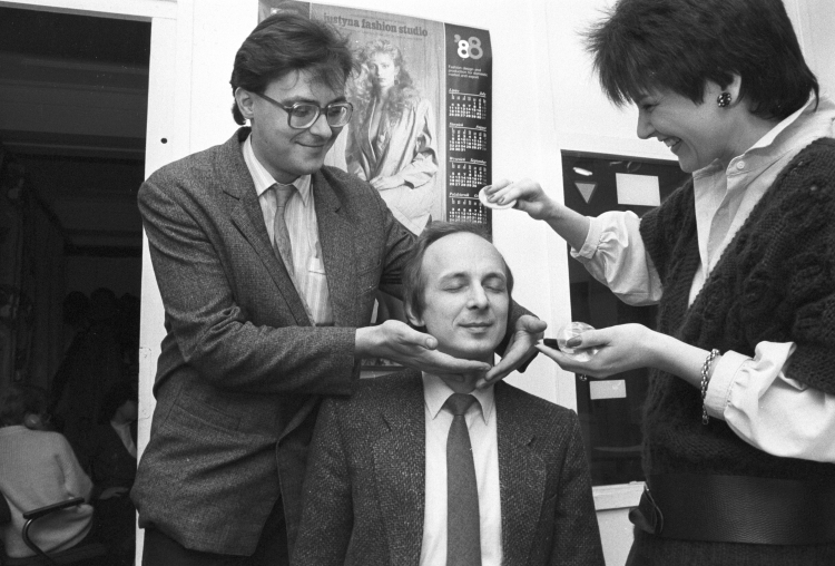 Warszawa, styczeń 1988 r. Redakcja Teleexpressu, telewizyjnego programu informacyjnego, nadawanego codziennie na żywo w TVP1. Na zdjęciu, od lewej: dziennikarz Wojciech Mazurkiewicz, dziennikarz i prezenter radiowy Zbigniew Krajewski, prezenterka telewizyjna i dziennikarka Magdalena Mikołajczak-Olszewska. Fot. PAP/Maciej Belina Brzozowski