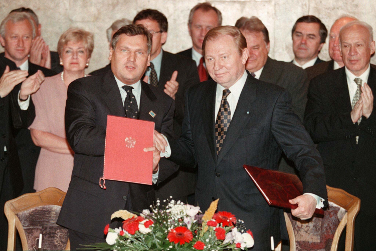 Prezydenci Polski i Ukrainy - Aleksander Kwaśniewski i Leonid Kuczma podczas spotkania w Kijowie. Fpt. PAP/EPA/Sergey Supinsky