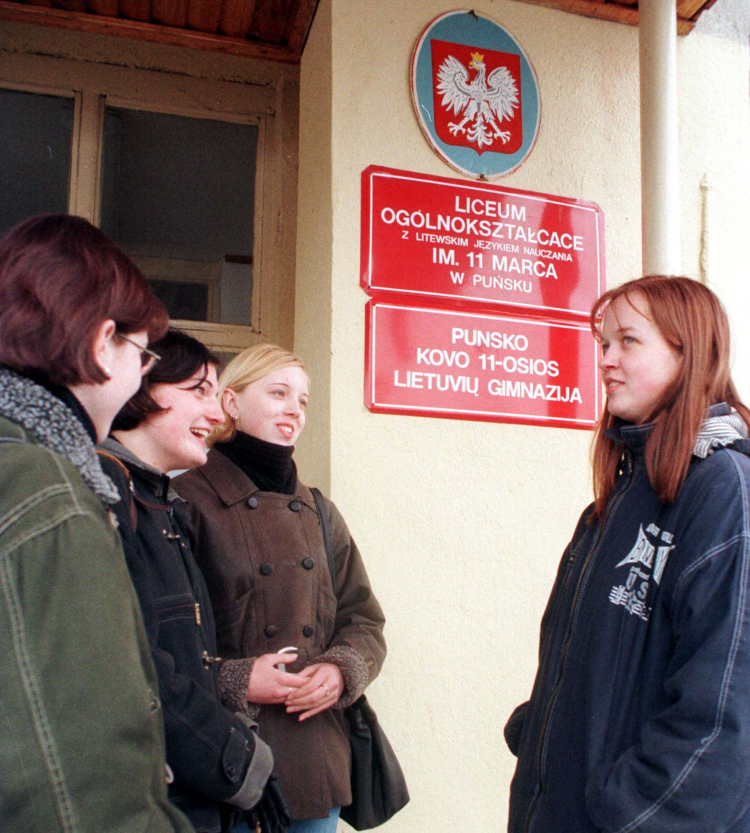 Puńsk, 12.03.1999 r. Liceum Ogólnokształcące z Litewskim Językiem Nauczania im. 11 marca w Puńsku. Fot. PAP/Zdzisław Lenkiewicz