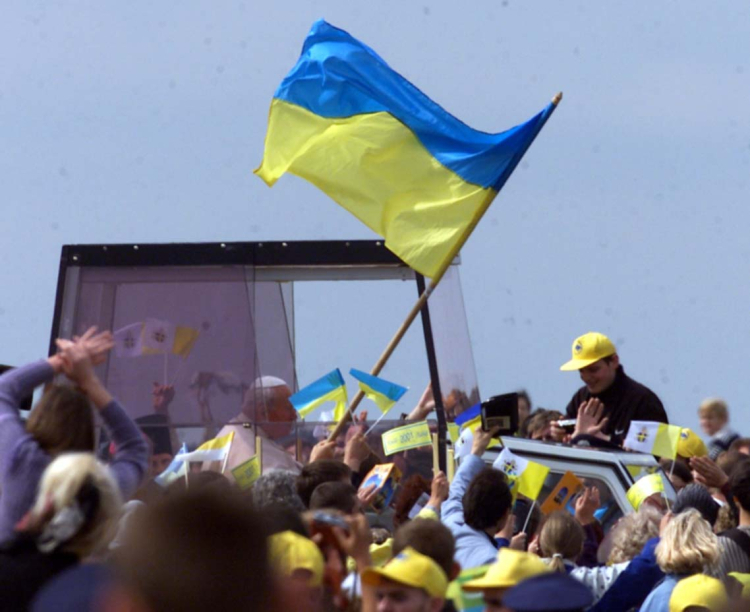 Kijów, Ukraina, 25.06.01. Papież Jan Paweł II jest witany przez wiernych przed mszą w obrządku wschodnim na lotnisku "Czajka" pod Kijowem. Fot. PAP Radek Pietruszka 