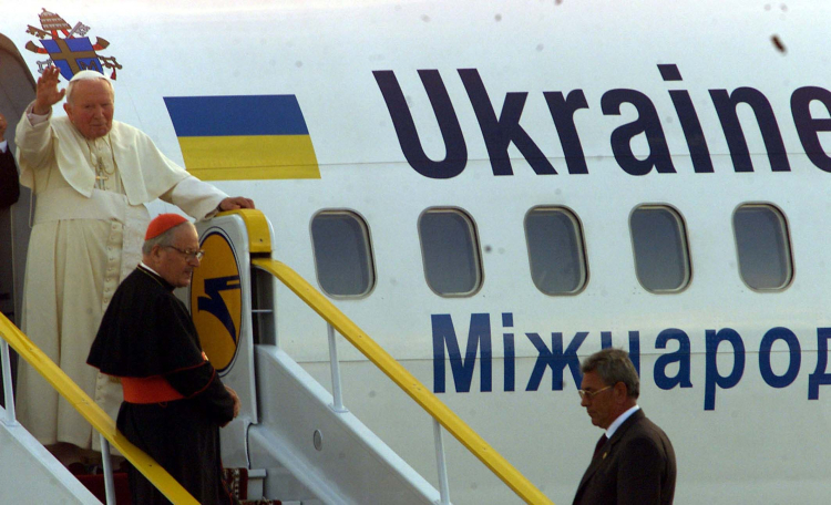 Papież Jan Paweł II na trapie samolotu przed odlotem ze Lwowa 27 czerwca 2001 r. Fot. PAP / Radek Pietruszka 
