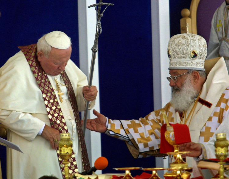 Papież Jan Paweł II (po lewej) z kardynałem Kościoła greckokatolickiego na Ukrainie Lubomirem Guzarem (po prawej) na podium podczas mszy świętej na hipodromie we Lwowie w środę 27 czerwca 2001 r. Fot. EPA EPA/ATTILA KISBENEDEK/AK-BW