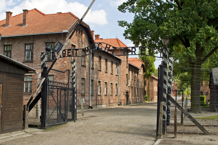 Brama do KL Auschwitz z napisem "Arbeit macht frei". Fot. PAP/Jerzy Ochoński