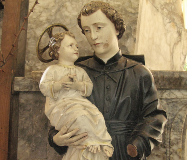 Figura św. Stanisława Kostki z Dzieciątkiem Jezus w kościele św. Marii Magdaleny we Lwowie. Fot. PAP/Jan Bortkiewicz 