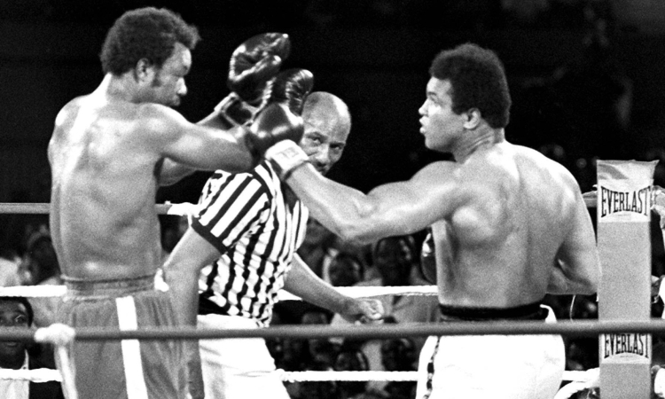 Muhammed Ali (z prawej) w walce bokserskiej z George'em Foremanem w 1974 r. w Kinszasie. Fot. PAP/EPA/AFPI_FILES