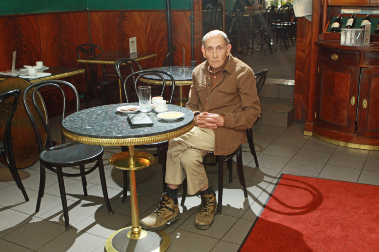 Warszawa , 7.08.2012 r. Prozaik , scenarzysta i reżyser Tadeusz Konwicki w kawiarni Blikle na Nowym Świecie. Fot. PAP/Maciej Kłoś