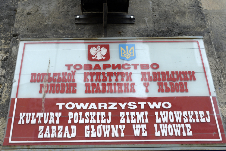 Tablice na na siedzibie Towarzystwa Kultury Polskiej Ziemi Lwowskiej we Lwowie. Fot. PAP/Darek Delmanowicz