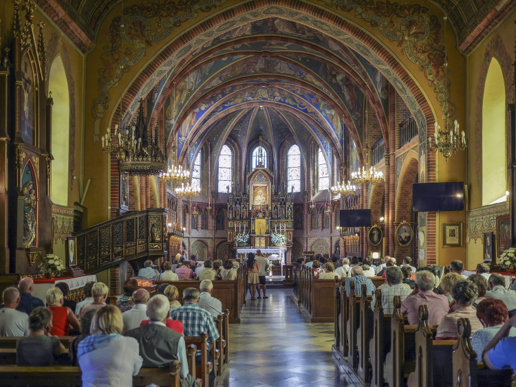 Główna nawa bazyliki Narodzenia Najświętszej Maryi Panny w Gietrzwałdzie. Fot. PAP/Jerzy Ochoński  