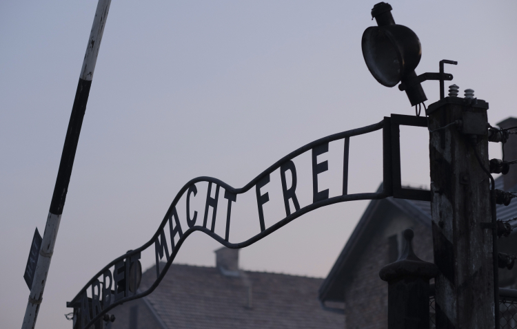 Oświęcim, 27.01.2017 r. Brama byłego obozu Auschwitz I, w dniu obchodów 72. rocznicy wyzwolenia niemieckiego obozu zagłady KL Auschwitz-Birkenau. Fot. PAP/Andrzej Grygiel